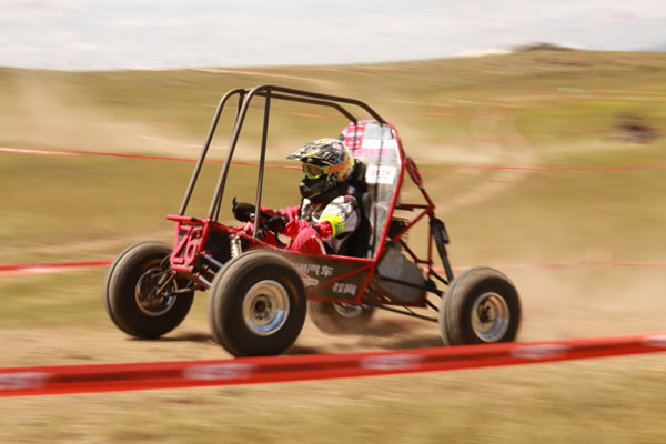 万通汽车教育赛车在爬坡赛比赛中