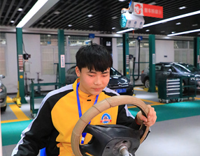 <b>换道超车，学汽车技术一样有捷径通往成功 ———记贵州万通新生徐江</b>